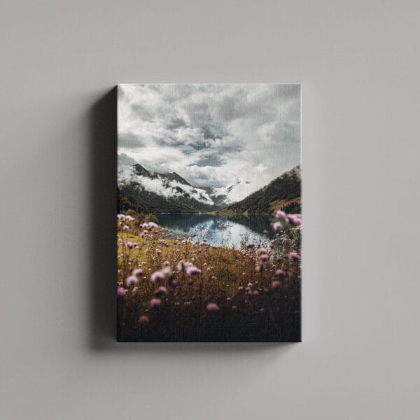 Tablou Canvas Portret – Flori roz langa lac + munti