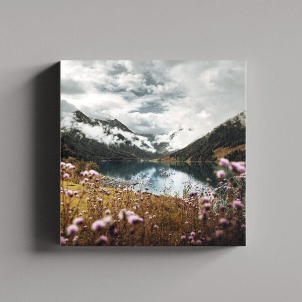 Tablou Canvas Patrat – Flori roz langa lac si munti